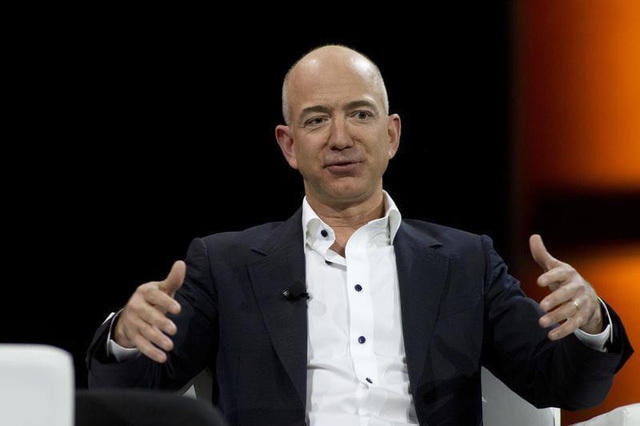 Tỉ phú Jeff Bezos trở thành tỉ phú đầu tiên giàu nhất thế giới với khối tài sản vượt 100 tỉ USD - Ảnh: REUTERS