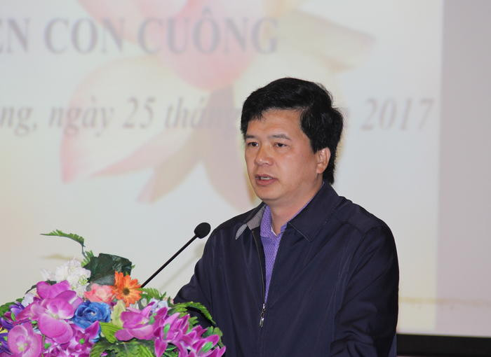 Đồng chí Nguyễn Đình Hùng - Bí thư Huyện ủy Con Cuông trao đổi với các địa biểu tại hội nghị. Ảnh: Hoài Thu