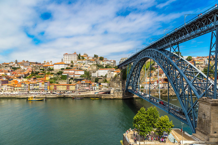Cầu Luis 1, Porto, Bồ Đào Nha: Cầu Luis được khánh thành vào năm 1886, dài 395 m và rộng 8 m, bao gồm 2 sàn sắt chồng lên nhau, được coi là biểu tượng của Porto. Du khách có thể ghé thăm cây cầu, đi xuống sàn dưới để đến Vila Nova de Gaia hoặc đứng ở sàn trên ngắm nhìn toàn cảnh thành phố. Người thiết kế cây cầu là kỹ sư Teófilo Seyrig. Ngày nay sàn trên của cây cầu là đường tàu điện ngầm Porto, kết nối khu vực nhà thờ Porto với vườn Morro và đi đến đại lộ Avenida ở Vila Nova de Gaia. Ảnh: European Best Destinations.