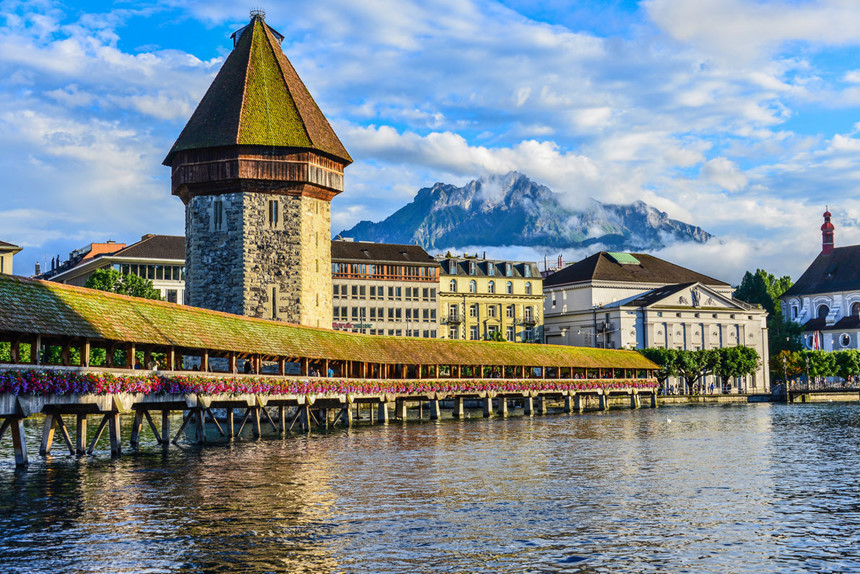 Cầu Chapel, Lucerne, Thụy Sĩ: Cầu Chapel được xây dựng vào nửa đầu thế kỷ 14, là một phần của pháo đài thành phố. Trên cầu có các bức tranh được được treo từ thế kỷ 17 minh họa cảnh đẹp của Thụy Sĩ và lịch sử địa phương, bao gồm tiểu sử của các vị thánh bảo vệ thành phố, St. Leodegar và St. Maurice. Ảnh: Benjaa.