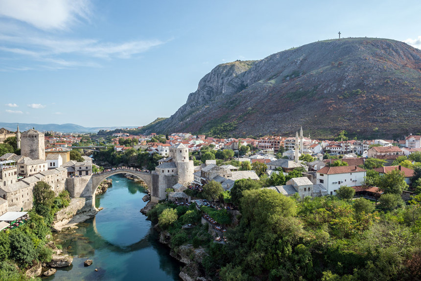 Cầu cổ Stari Most, Mostar, Bosnia và Herzegovina: Stari Most được xây dựng lại từ một cây cầu Ottoman thế kỷ 16 ở thành phố Mostar, bắc qua sông Neretva và kết nối 2 phần của thành phố. Cây cầu đã tồn tại 427 năm, cho đến khi bị lực lượng Croat phá hủy vào ngày 9/11/1993 trong chiến tranh Croat-Bosniak. Sau đó, một cây cầu mới được xây dựng và mở cửa vào ngày 23/7/2004. Cây cầu được coi là một trong những điểm nổi bật nhất của đất nước, đồng thời là mô hình kiến trúc Hồi giáo điển hình ở Balkans, do Mimar Hayruddin thiết kế. Ảnh: Fotokon.