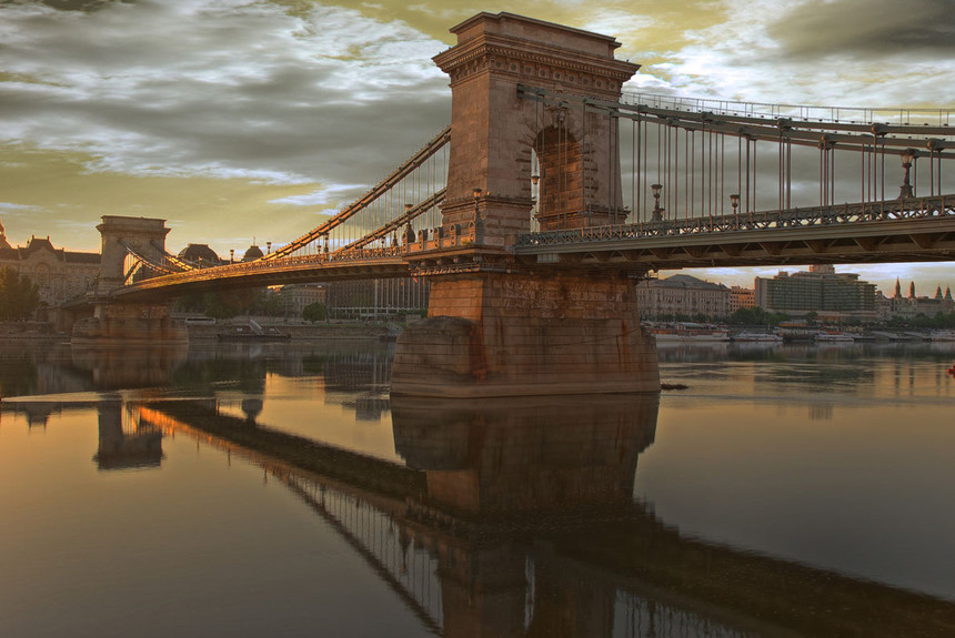 Cầu dây xích, Budapest, Hungary: Cầu dây xích Széchenyi là cầu treo bắc qua sông Danube giữa Buda và Pest, phía tây và phía đông của Budapest, thủ đô của Hungary. Người thiết kế cây cầu là kỹ sư người Anh, William Tierney Clark. Széchenyi là chiếc cầu vĩnh cửu đầu tiên bắc qua sông Danube ở Hungary, được khánh thành vào năm 1849. Ảnh: AndrasKiss.
