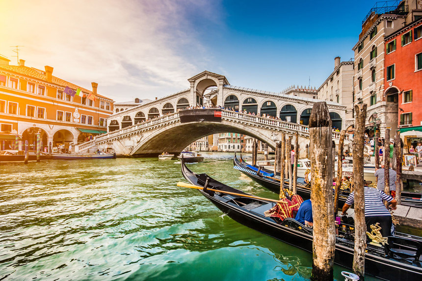 Cầu Rialto, Venice, Italy: Cầu Rialto (Ponte di Rialto) là một trong 4 cây cầu bắc qua kênh đào Grand ở Venice, Italy. Cầu Rialto là đường phân chia giữa San Marco và San Polo và là cây cầu cổ nhất bắc qua kênh Grand. Ảnh: Canadastock.