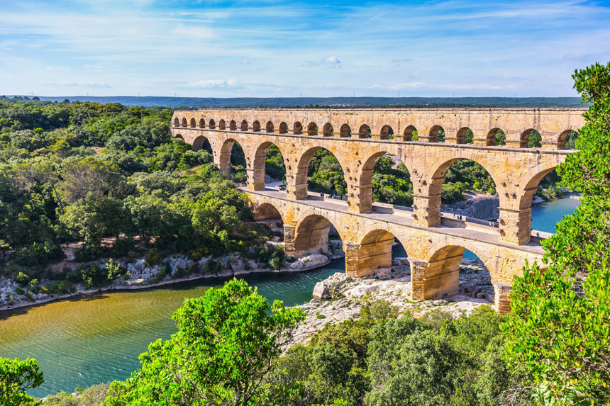 Cầu Pont du Gard, Gard, Pháp: Pont du Gard là một cây cầu 3 tầng, dẫn nước của La Mã cổ đại đi qua sông Gardon ở Vers-Pont-du-Gard gần Remoulins, thuộc quận Gard của miền Nam nước Pháp. Đây là một phần của đường ống dẫn nước Nîmes dài 50 km được người La Mã xây dựng để mang nước từ một con suối vào Uzès tới thuộc địa La Mã Nemausus (Nîmes). Cây cầu được xây dựng từ thế kỷ thứ 1 sau Công nguyên và tồn tại gần như nguyên vẹn cho đến ngày nay, Pont du Gard đã được UNESCO công nhận là di sản thế giới năm 1985. Ảnh: Kavram.
