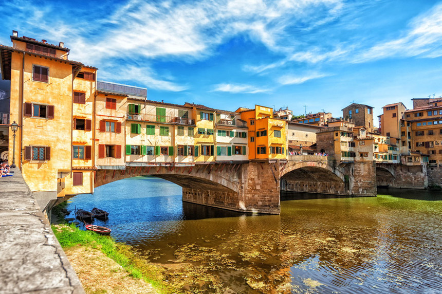Cầu Ponte Vecchio, Florence, Italy: Ponte Vecchio còn có tên gọi là Cầu Cổ, là một cây cầu vòm Trung cổ nằm trên sông Arno, ở Florence, Italy. Dọc cây cầu được xây dựng nhiều gian hàng và vẫn còn tồn tại cho đến ngày nay. Trước đây, trên cầu chủ yếu là các cửa hàng thịt, còn hiện nay là các cửa hàng đồ trang sức, đồ lưu niệm. Gần cầu Ponte Vecchio là 2 cây cầu Ponte Santa Trinita và Ponte alle Grazie. Ảnh: Boris Stroujko.
