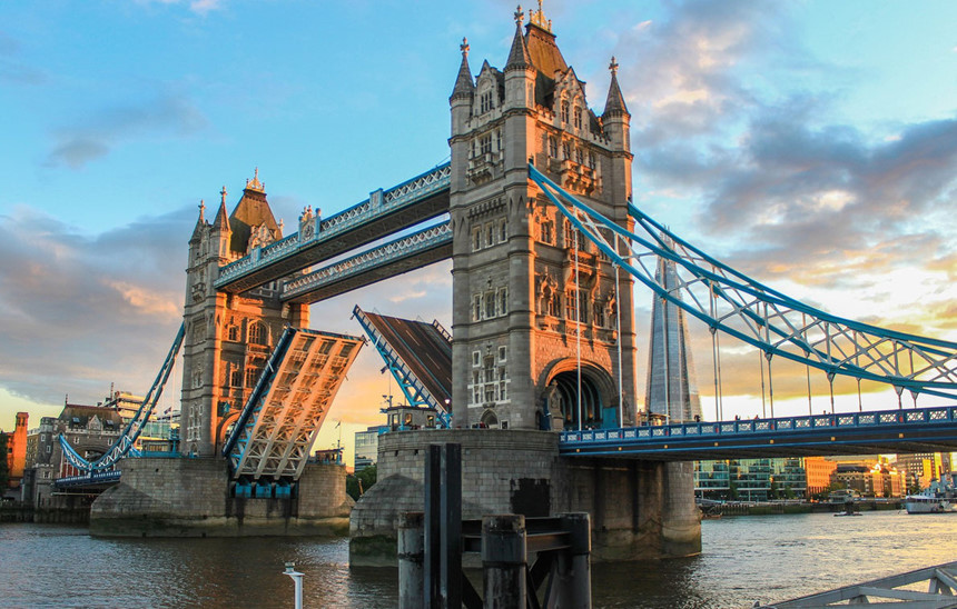 Cầu Tháp, London, Anh: Cầu Tháp được xây dựng từ năm 1886 đến năm 1894, là một cây cầu kết hợp giữa cầu nâng và cầu treo, bắc qua sông Thames, London. Cây cầu được xây dựng gần Tháp London nên được đặt tên là cầu Tháp và trở thành biểu tượng của thành phố London. Ảnh: European Best Destinations.