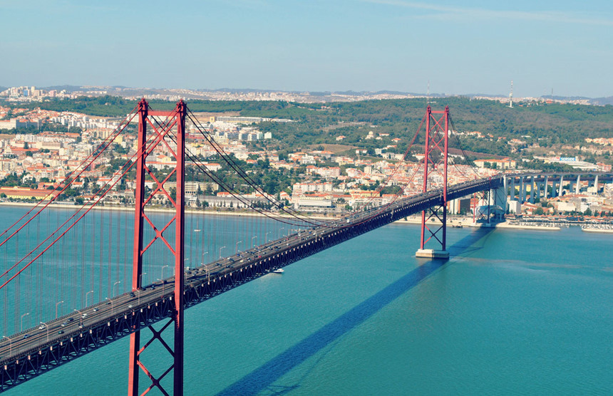 Cầu 25 Tháng 4, Lisbon, Bồ Đào Nha: Cầu 25 Tháng 4 là một cây cầu treo nối Lisbon, thủ đô của Bồ Đào Nha, với thành phố Almada bên bờ nam của sông Tejo. Cây cầu được khánh thành vào ngày 6/8/1966, sau đó xây dựng thêm một bệ ga vào năm 1999. Cầu 25 Tháng 4 có tổng chiều dài 2.277 m, và là cây cầu treo lớn thứ 23 trên thế giới. Cho đến năm 1974, cầu được đặt tên là Cầu Salazar (Ponte Salazar). Cái tên 