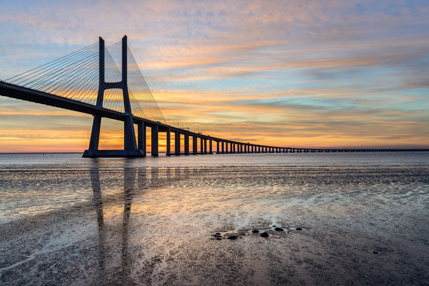 Cầu Vasco da Gama, Lisbon, Bồ Đào Nha: Cầu Vasco da Gama là một cây cầu dây văng, bắc qua sông Tagus ở Parque das Nações ở Lisbon, thủ đô Bồ Đào Nha. Đây là cây cầu dài nhất ở châu Âu với tổng chiều dài 17,2 km. Việc xây dựng bắt đầu vào tháng 2/1995, cầu được thông xe vào ngày 29/3/1998, trong thời gian diễn ra hội chợ Expo 98, kỷ niệm 500 năm Vasco da Gama khám phá ra tuyến đường biển từ châu Âu đến Ấn Độ. Ảnh: Henrique Silva.