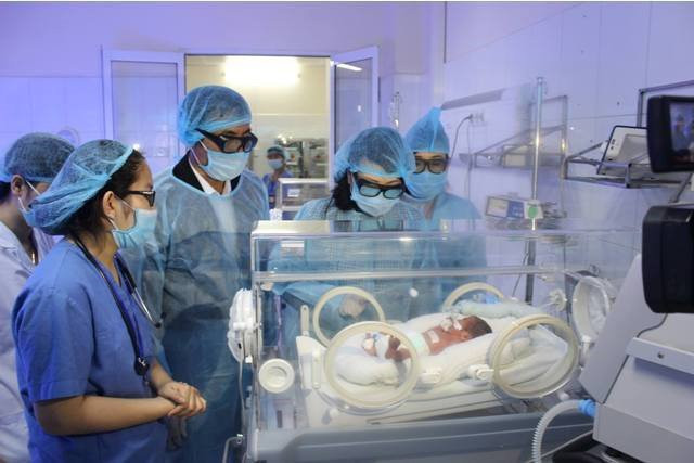 Bộ trưởng Bộ Y tế kiểm tra đơn nguyên Sơ sinh tại BV Sản Nhi tỉnh Bắc Ninh.