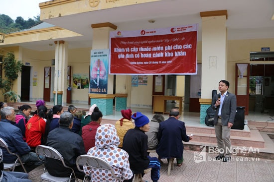 Ông  Đặng Xuân Tài, Trưởng phòng Hành chính Nhân sự, Công CP Golden City là nhà tài trợ phát biểu nêu mục đích của đợt khám chữa bênh, cấp thuốc với bà con. Ảnh: Nguyễn Hải