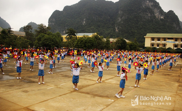 Đồng diễn thể dục nhịp điệu do học sinh Trường Tiểu học thị trấn thực hiện để chào mừng đại hội. Ảnh: Cảnh Nam