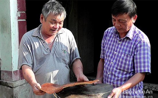 Da làm trống được chọn bằng da Trâu, bò già,  không qua ướp muối hay bất kỳ loại hóa chất nào, lược hết phần bạc nhạc và phơi thật khô. Ảnh: Anh Tuấn