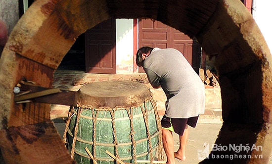 Trong các khâu làm trống thì quan trọng nhất vẫn là khâu bịt da trống, phải làm sao da căng , đều vừa phải đảm bảo mỹ thuật vừa phải có âm vực, vang. Ảnh: Anh T uấn