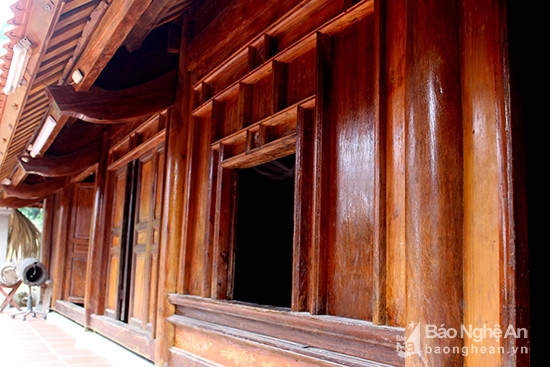  Các nhà cổ ở đây chủ yếu được làm từ các loại gỗ lim, mít, dổi… Mỗi ngôi nhà thường có 3, 5 hoặc 7 gian (gian lẻ),  xung quanh thưng ván, phía trước có nhiều loại cửa (cửa lớn, cửa sổ, cửa nách…) Ảnh: Huy Thư