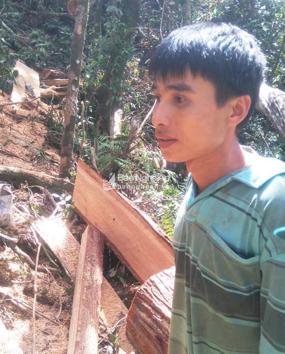 Đối tượng bị tổ công tác Trạm bảo vệ rừng Cắm Muộn ghi lại hình ảnh. Ảnh Minh Hoàng