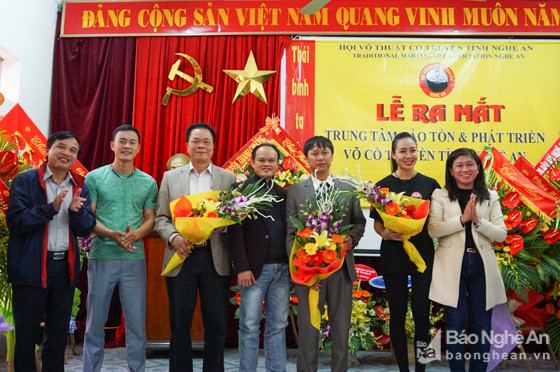 Đại diện Sở VH&TT tặng hoa cho các cá nhân có những đóng góp lớn cho sự phát triển của võ thuật cổ truyền tỉnh Nghệ An