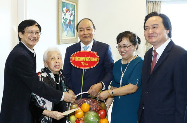 Thủ tướng Nguyễn Xuân Phúc thăm Nhà giáo Nhân dân Thái Thị Liên.  Ảnh: VGP