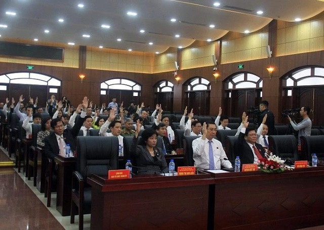 100% đại biểu HĐND Đà Nẵng biểu quyết bãi nhiệm ông Nguyễn Xuân Anh. Ảnh: Cao Thái