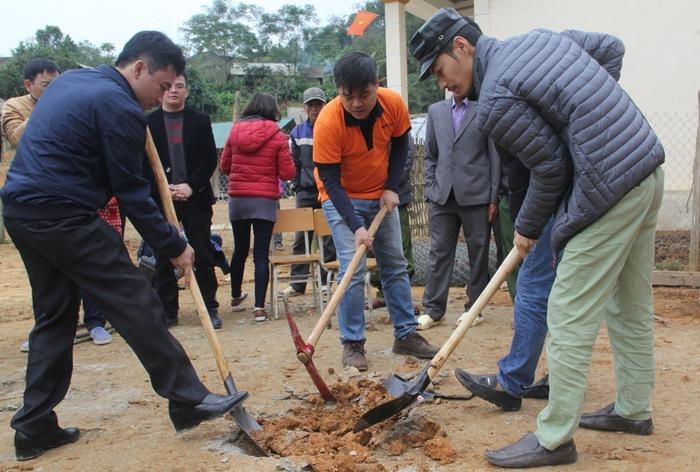 Đại diện Chi hội Oto Fun Nghệ An làm lễ khởi công xây dựng điểm lẻ Trường Mầm non Quyết Thắng. Ảnh: Xuân Hòa 