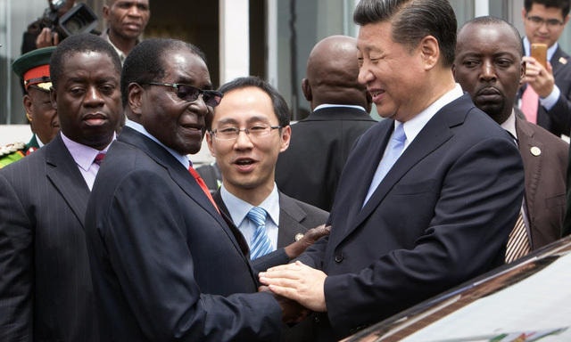 Ông Mugabe chào đón Chủ tịch Trung Quốc Tập Cận Bình đến Harare năm 2015 - Ảnh: AFP