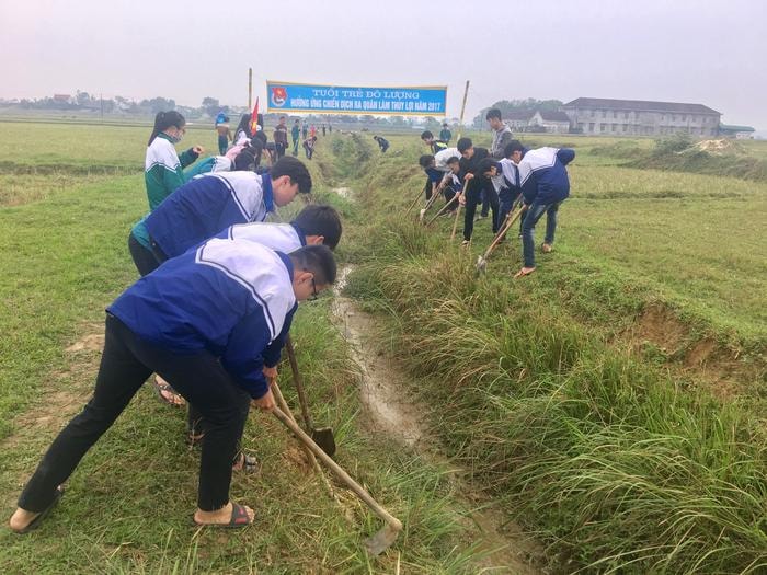 600 đoàn viên huyện Đô Lương nạo vét kênh mương tại xã Đặng Sơn. Ảnh