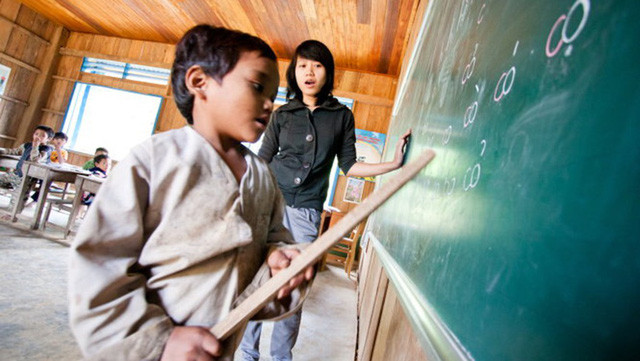 Học sinh lớp 1 ở Nam Trà My (Quảng Nam) học đánh vần tiếng Việt - Ảnh: TIẾN THÀNH