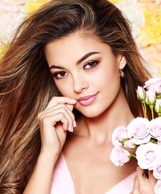 Demi-Leigh Nel-Peters sở hữu vẻ đẹp ngọt ngào và lôi cuốn. Trên Instagram của cô có hơn 200.000 người dõi theo.