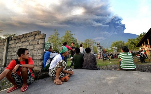 Người dân nhìn núi lửa Agung phun trào từ Kubu, Bali ngày 26/11. Ảnh: AFP/Getty