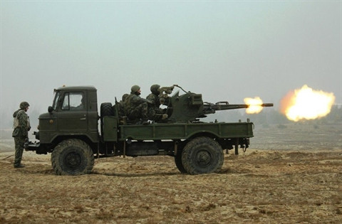 Pháo phòng không ZU-23-2 gắn trên xe tải đang trong tư thế hạ nòng bắn trực xạ.