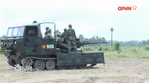 Pháo phòng không ZU-23-2 được Việt Nam đưa lên khung xe tải bánh xích M548 do Mỹ sản xuất
