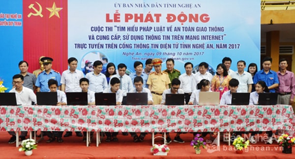 Ngay sau lễ phát động, 10 học sinh của Trường THPT Nguyễn Duy Trinh, huyện Nghi Lộc là những thí sinh đầu tiên tham gia cuộc thi. Ảnh: Thanh Lê