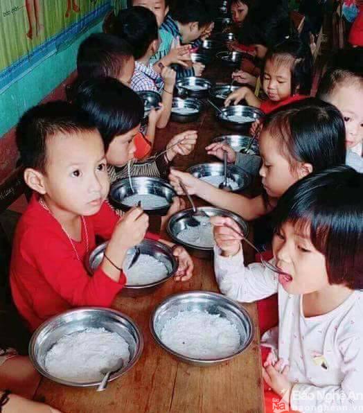 Một bữa ăn phụ của học sinh trường này. Ảnh, Người dân cung cấp.