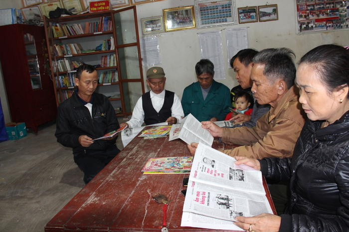 Người dân xóm Thiện Lợi, xã Hồng Thành (Yên Thành) đọc sách tại nhà văn hóa xóm. Ảnh: Hoài Thu