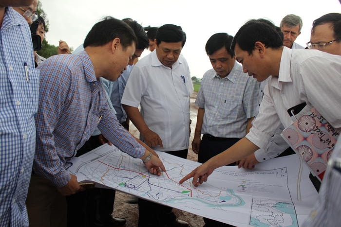 Kiểm tra tiến độ đường 35m ven Sông Lam. Ảnh: Châu Lan 