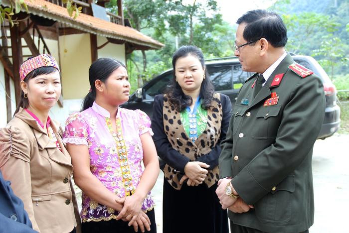 Đại biểu Nguyễn Hữu Cầu trao đổi với cử tri Tà Cả. Ảnh: Mỹ Nga.