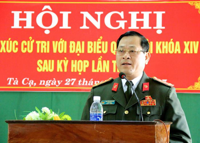 Đại biểu Nguyễn Hữu Cầu - Giám đốc Công an tỉnh Nghệ An trực tiếp giải trình các kiến nghị của cử tri. Ảnh: Mỹ Nga.