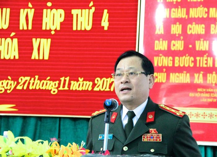 Đại biểu Nguyễn Hữu Cầu - Giám đốc Công an tỉnh Nghệ An cặn kẽ giải trình các kiến nghị của cử tri. Ảnh: Mỹ Nga.