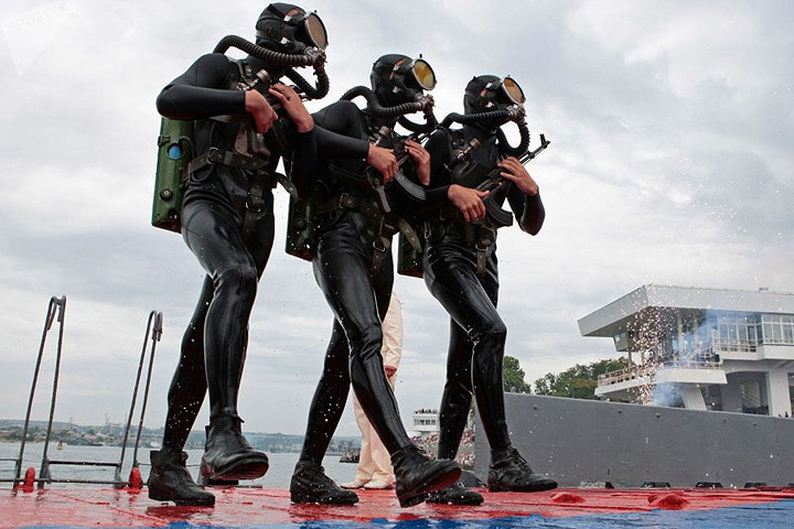 Thủy quân lục chiến hạm đội Biển Đen trong trang phục người nhái trong dịp kỷ niệm Ngày Hải quân Nga.