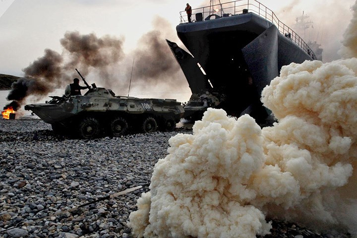 Thủy quân lục chiến Nga đổ bộ xuống thao trường Klerk ở khu vực Primorsky trong nội dung diễn tập tấn công.