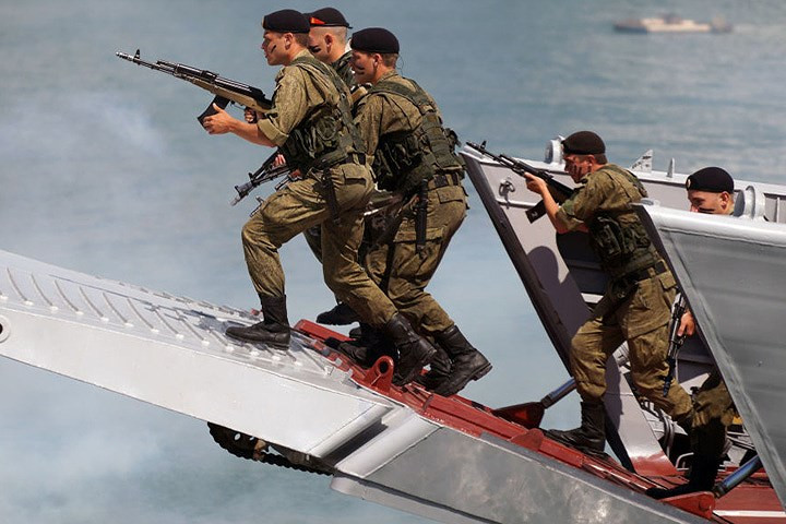 Lính “mũ nồi đen” của Nga trên tàu đổ bộ.