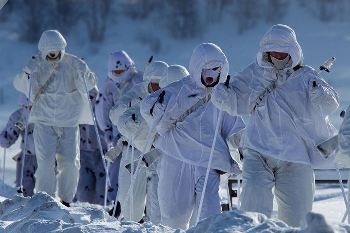 Thủy quân lục chiến hạm đội phương Bắc hành quân trong trang phục ngụy trang giống tuyết.
