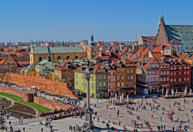 Warsaw trở thành thủ đô của Ba Lan vào năm 1918, là thành phố duy nhất ở Châu Âu có khu bảo tồn thiên nhiên – Jeziorko Czerniakowskie, nằm ở trung tâm của thành phố.  Warsaw còn được gọi là thủ đô của đồ ngọt bởi vì công ty bánh kẹo dễ nhận biết nhất của đất nước, E. Wedel bắt đầu ở đó.  Warsaw cũng được gọi là “thành phố phượng hoàng” bởi sự phát triển vượt bậc của thành phố sau khi gần như hoàn toàn bị phá hủy trong Thế chiến II với sự giúp đỡ của các quốc gia khác.  Warsaw có bộ máy nhà nước thông minh với 18 quận và mỗi quận có cơ quan quản lý riêng. Warsaw là nơi mở thư viện chính thức đầu tiên trên thế giới năm 1747. Và là thành phố đông dân thứ 9 trong Liên minh châu Âu với 1,7 triệu người.