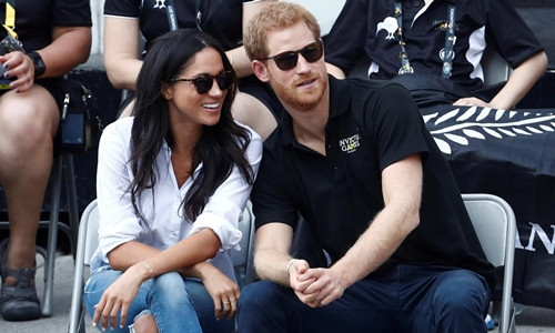 Hoàng tử Harry và bạn gái Meghan Markle. Ảnh: Reuters.
