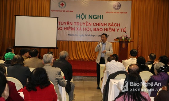 Báo cáo viên của BHXH tỉnh trực tiếp tuyên truyền, cập nhật các quy định mới của BHXH, BH Y tế tới các học viên, cộng tác viên. Ảnh: Nguyễn Hải