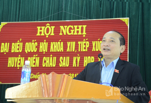 Ông Nguyễn Thanh Hiền ghi nhận, tiếp thu, giải trình các kiến nghị của cử tri. Ảnh Thanh Lê