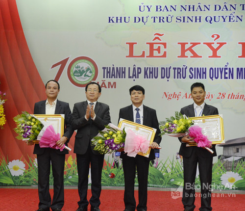 Phó Chủ tịch UBND tỉnh Đinh Viết Hồng trao tặng Bằng khen của Chủ tịch UBND tỉnh cho các cá nhân. Ảnh Thanh Lê