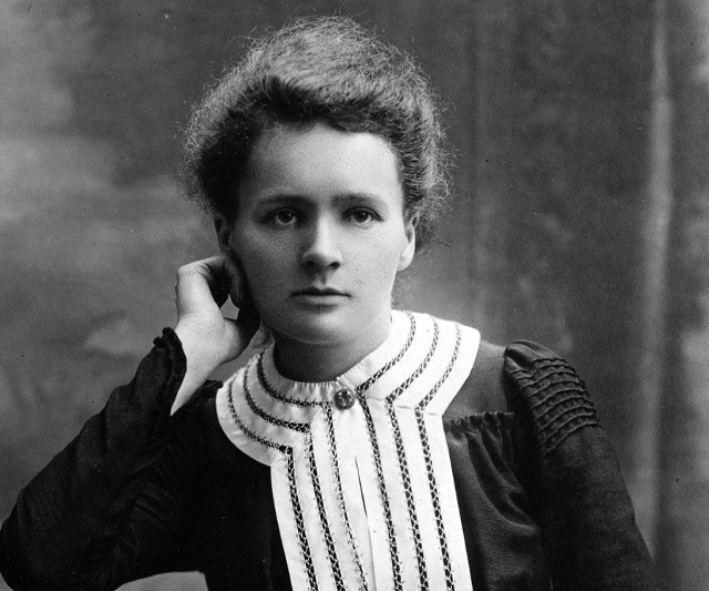 Marie Curie (Manya Sklodowska) sinh ra tại Warsaw (Warszawa), Ba Lan vào ngày 07 tháng 11, 1867. Cô chuyển đến Paris vào đầu năm 1880 và kết hôn người Pháp Pierre Curie trong năm 1895. Cùng với chồng, cô phát hiện ra các yếu tố poloni (Po), đặt tên theo quê hương Ba Lan của mình, vào mùa hè năm 1898, và ngay sau đó, radi (Ra). Cô là người đặt ra thuật ngữ “phóng xạ” và giành giải Nobel Vật lý với chồng và đồng nghiệp Henri Becquerel vào năm 1903. Marie là người phụ nữ đầu tiên giảng dạy tại Đại học Sorbonne Paris. Cô đã giành giải thưởng Nobel thứ hai vào năm 1911 cho việc nghiên cứu radium nguyên chất.