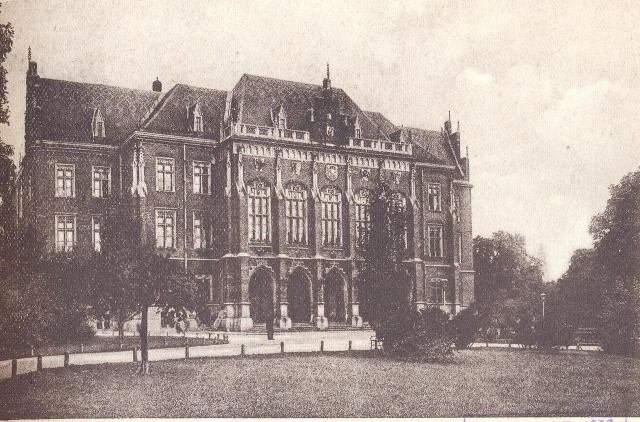 Đại học Jagiellonian Krakow được thành lập bởi vua Casimir III Đại đế trong năm 1364 và là trường đại học lâu đời nhất tại Ba Lan và lâu đời thứ hai ở Trung Âu.