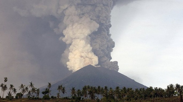 Cột khói bụi dày đặc cao đến hàng nghìn mét phía trên miệng núi lửa. (Ảnh: Fox News)