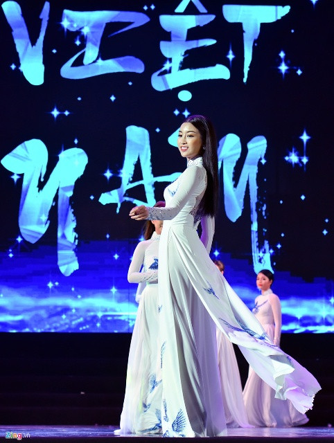 Hoa hậu Đỗ Mỹ Linh cùng các người đẹp trình diễn áo dài trắng với hình ảnh chim bồ câu.